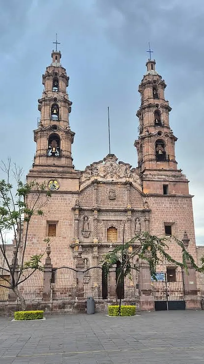 Catedral de Aguascalientes con sus dos torres de cantera