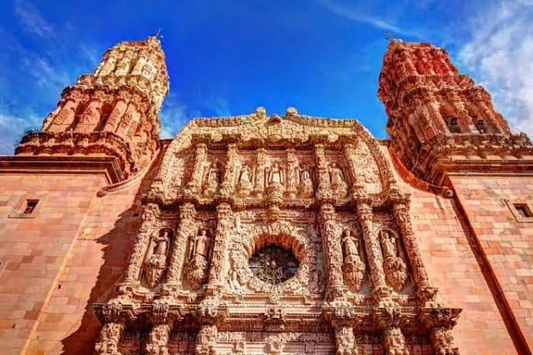 Fachada churrigueresca de cantera rosa de la Catedral de Zacatecas
