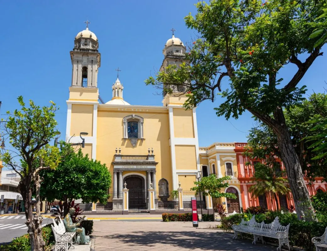 Fachada de la Catedral Basílica de Colima desde el jardín