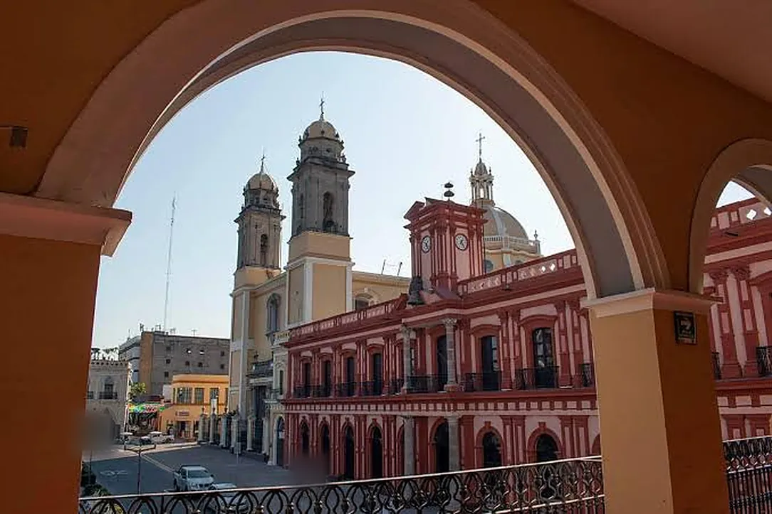 Catedral y palacio de gobierno de Colima vistos desde los portales