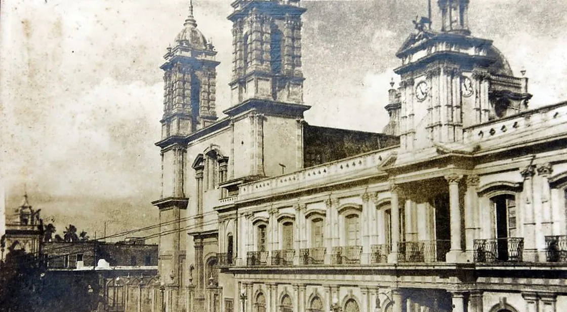 Postal antigua de la catedral y el palacio de gobierno de Colima