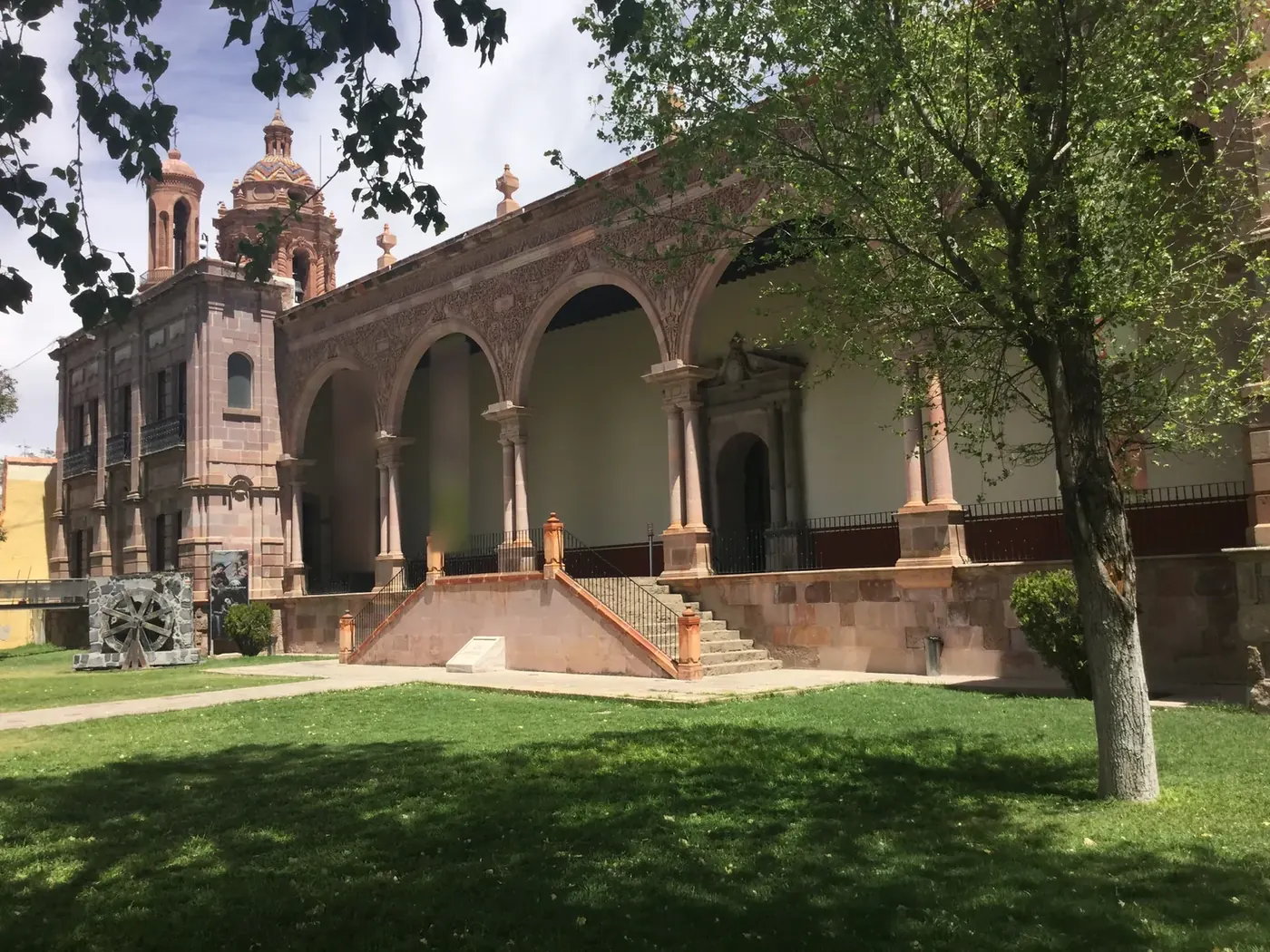 Portal de arcos labrados del antiguo colegio de Guadalupe