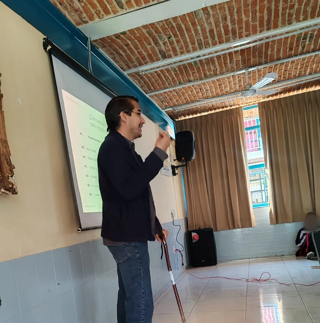 Emilio Andrés explica junto a la proyección, micrófono en mano