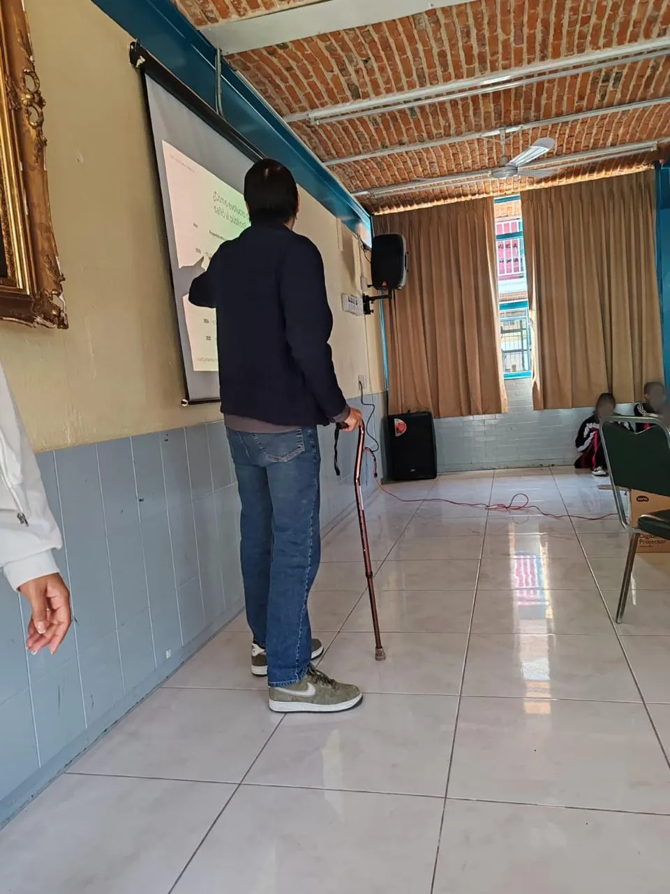 Emilio Andrés frente a la proyección