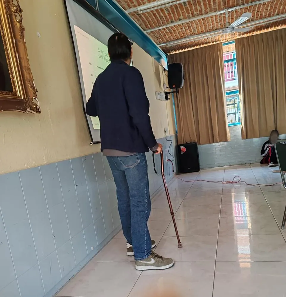 Emilio Andrés junto a la pantalla